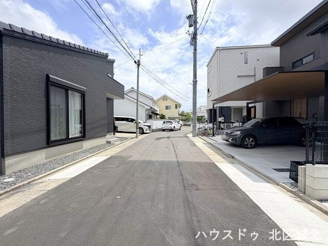 【北側前面道路】
幅員約6.0m前面道路。道路幅にゆとりがあるので、車種を選びません。大きめの車を乗りたい方にもオススメです。