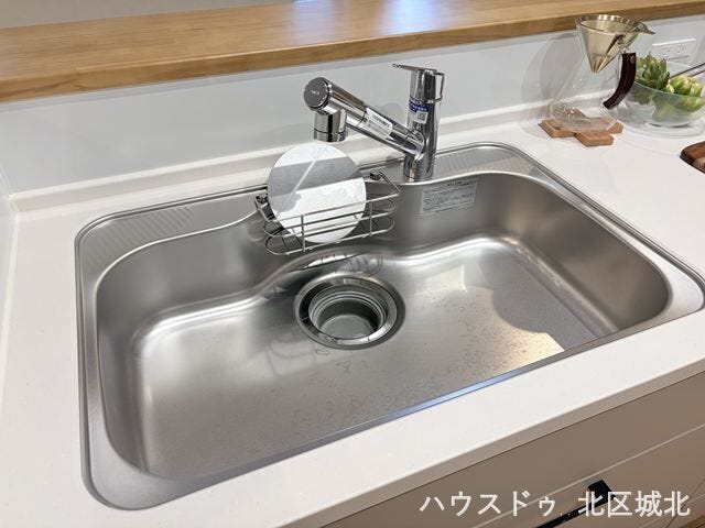 大きな鍋やフライパンも洗いやすい、使い勝手の良いワイドシンク。