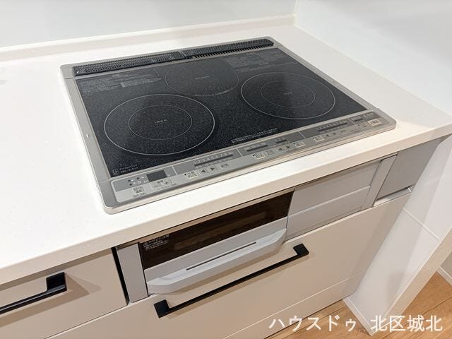 フラットな天板で毎日のお掃除もラクラクなIHコンロと、便利なグリルを備えた機能的なキッチン。