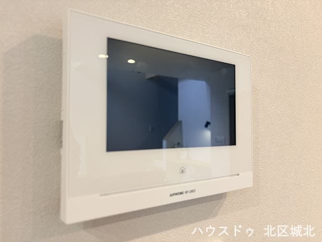 インターホンにモニターが付いているので、玄関まで行かずに来客の対応が出来ます。