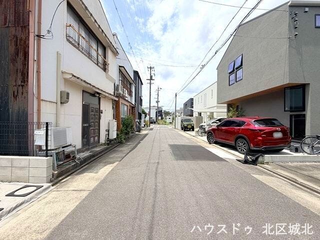 【北側前面道路】
幅員約6.0m前面道路。引っ越しトラックなど大きな車も余裕をもって通行することができます。