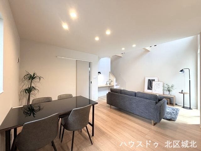 リビングとダイニングキッチンがワンフロアに集まった開放的な空間。できた料理をすぐに食卓へ運べるのも嬉しいところです。