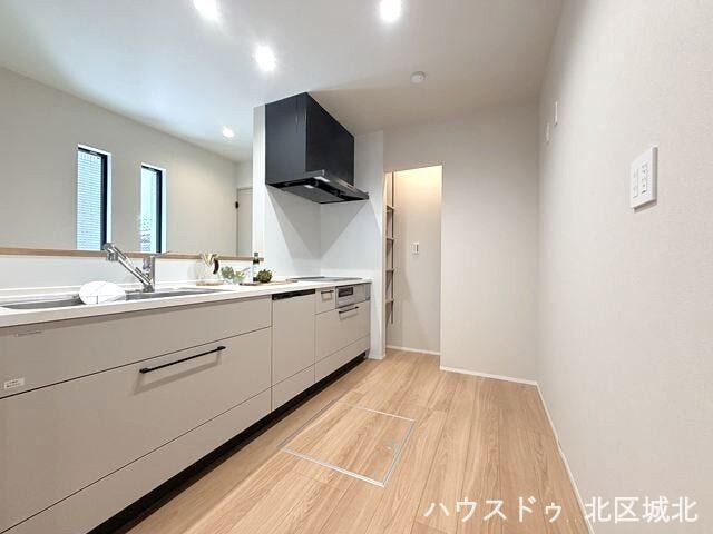 スタイリッシュなキッチンと広々空間。明るさと使いやすさを兼ね備えた魅力のLDKです。