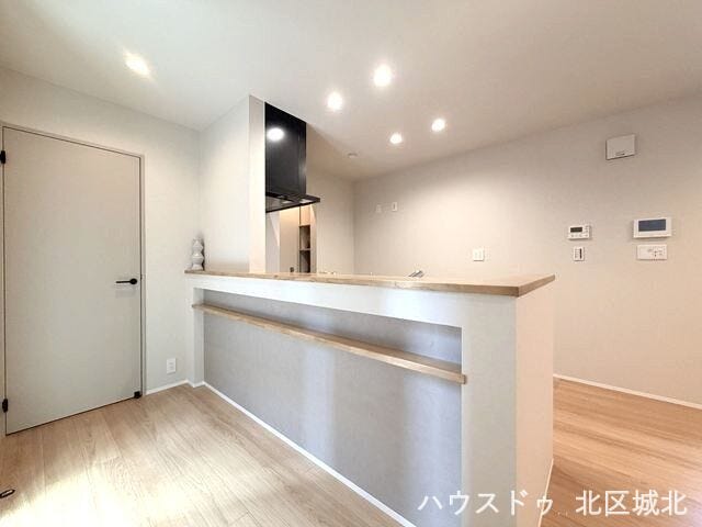 キッチンとリビングダイニングの距離が近いので料理しながら家族との会話も弾みそう♪ゆとりのワークトップで配膳用のお皿を並べながらの調理もできそうですね。