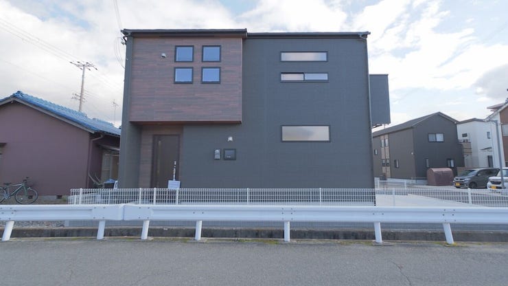 黒が基調のスタイリッシュな外観♪