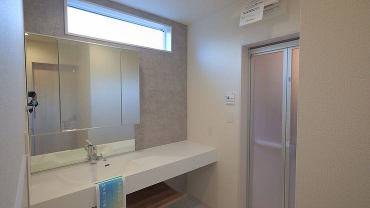 作業スペースとして使える洗面台♪