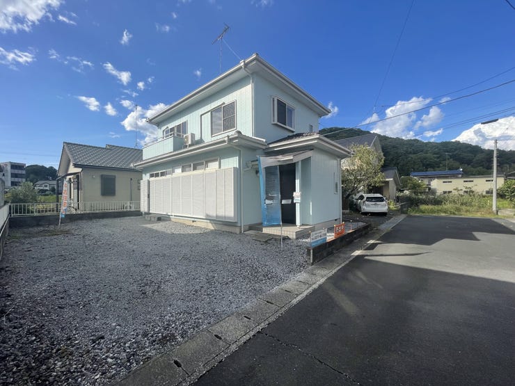 【外観】
【2025、8月撮影】 駐車場がとても広いです