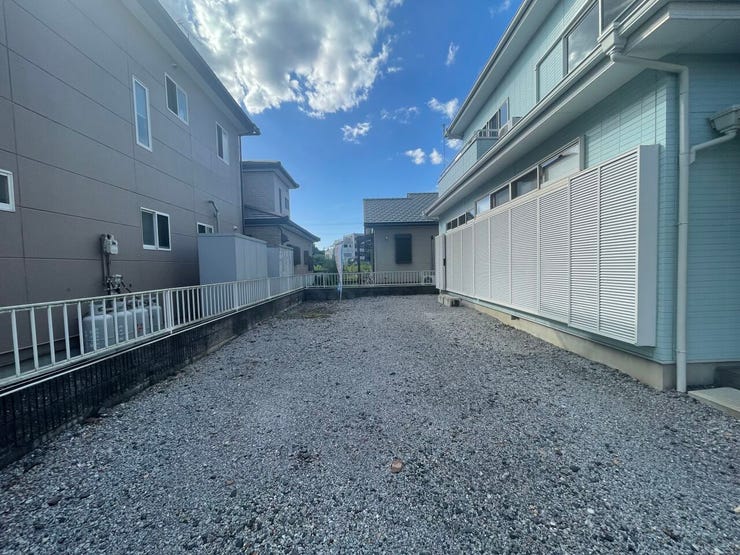 【2025、8月撮影】 お車2台だと広々停められます