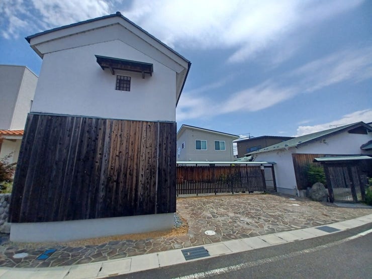 敷地内に2階建の蔵がございます。