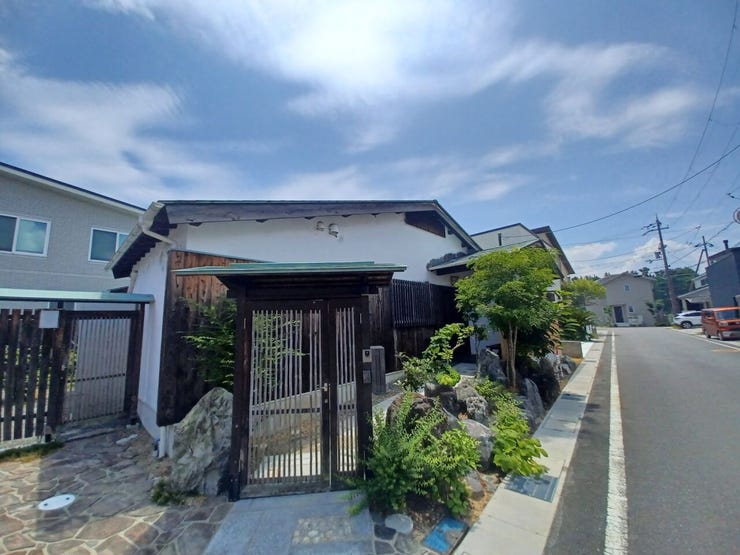季節ごとに表情を変える植栽が迎えてくれる、緑に包まれた玄関アプローチ。風や光とともに彩られ、住まいの印象をやさしく華やかに演出します。