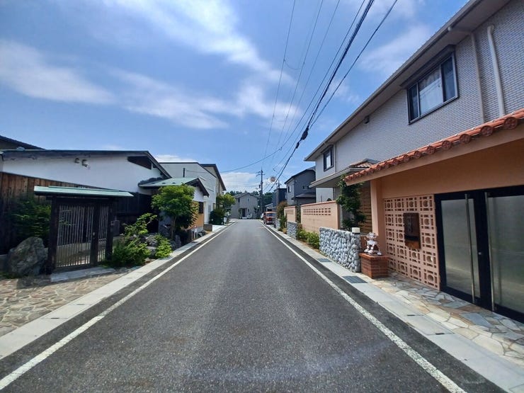 広々とした前面道路で開放的です♪