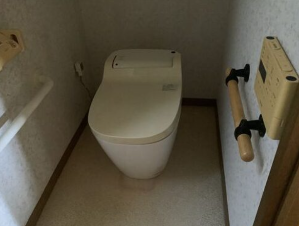 すっきりとしたデザインが魅力のタンクレストイレを採用。空間を広く見せ、スタイリッシュなトイレ空間を演出します。