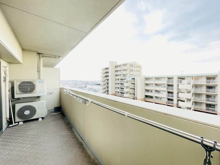 陽当たりのいい幅広タイプのバルコニー♪天気のいい日はお布団や洗濯物をたくさん干せます♪