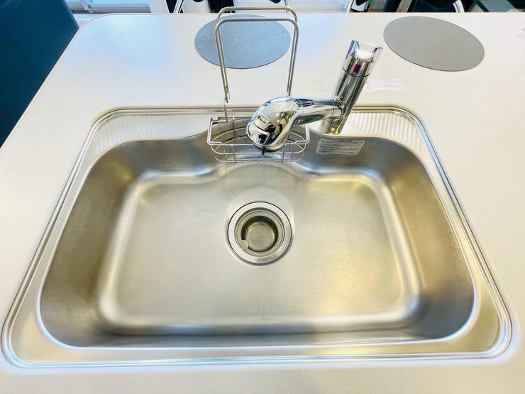 引き出し式のヘッドになっていてシンクのお掃除も楽々♪手元で切り替えができる浄水器内蔵!