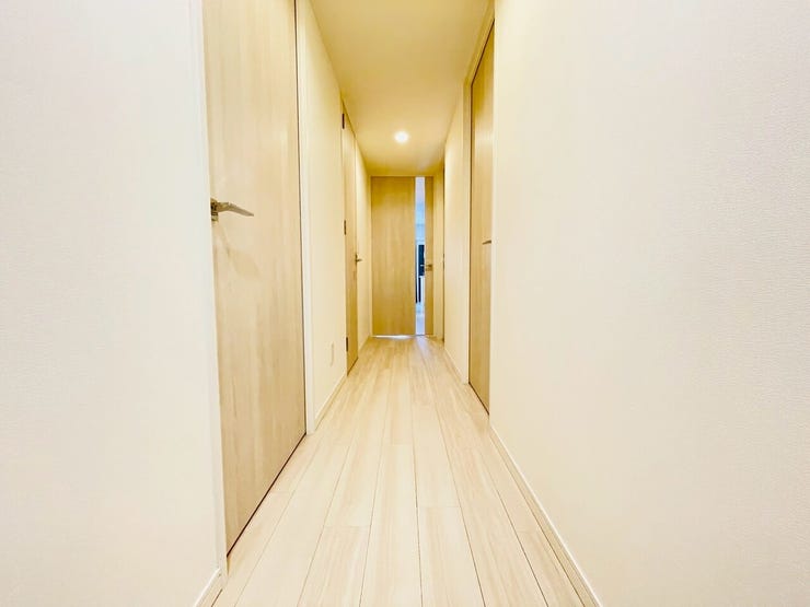 各部屋に繋がる廊下は優しい木目で落ち着いた空間です。