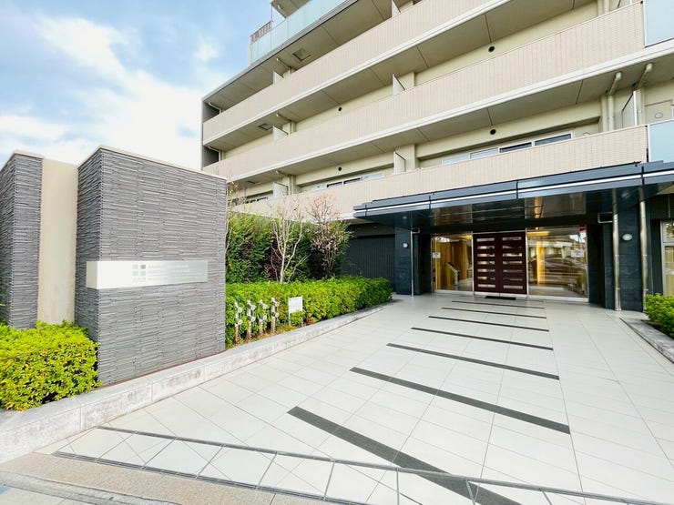 マンション入口エントランスには緑があり、季節の移り変わりを感じられますね♪