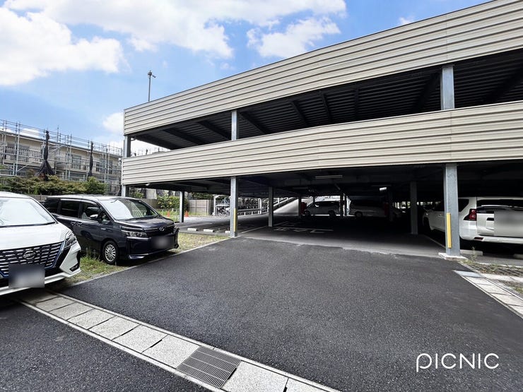 駐車場には屋根のある区画もあります。