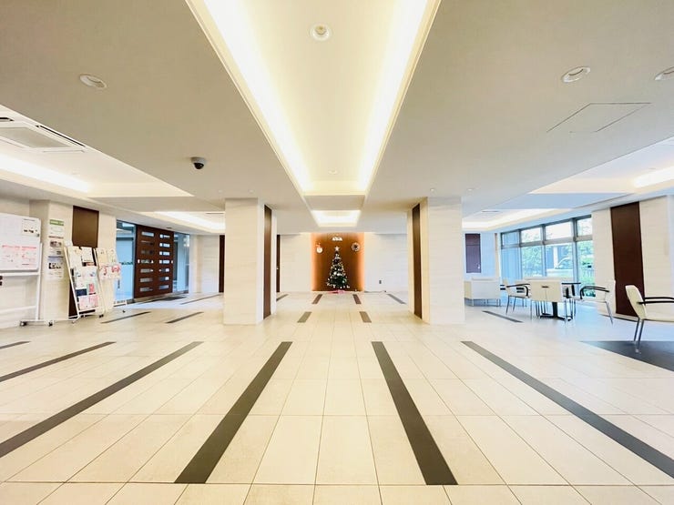 明るいロビーは入居者様の憩いの空間♪