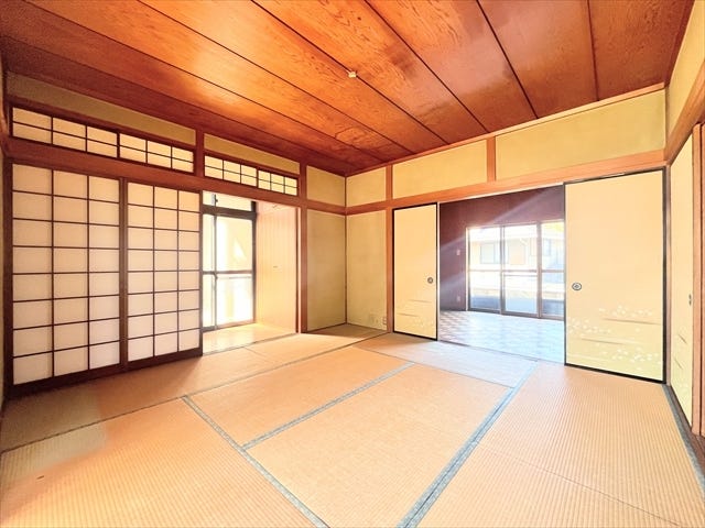 来客時に座布団を出せば応接間になり、布団を敷けば来客用の寝室にもなります。
親族や友人が泊りがけで遊びに来られるようなご家庭では、客間として重宝するはずです。