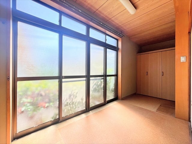 プランターや植木鉢を置いて、野菜や果物、観葉植物、ハーブなどを育てるのもいいですね。
収穫を楽しんだりベランダで育てたハーブを摘んで料理に使ったりできます。