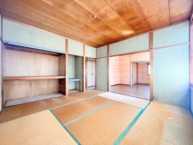 座布団や低いテーブル、インテリア用品を和紙などを使ったものにすると、
より一層「和」を感じることができます。