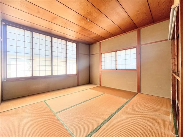 柔らかであたたかな感触の畳は
ほどよく湿気を吸ってくれるので、直接肌に触れても快適です。
お昼寝の場所にも最適です。