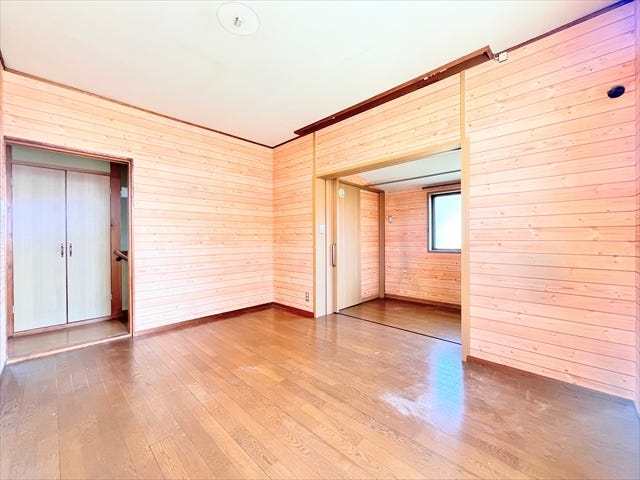 ゆとりの広さを確保しています。
ダブルのベットを置いても余裕があるため、主寝室として使うことも出来ますね。
オープンラックを使えば、空間を区切ることができます。