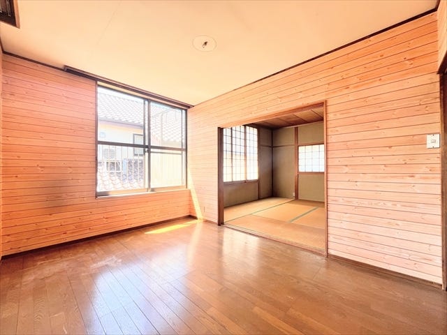 寝る前に読書をする人なら照明や本を置くために、
寝室にテレビがある人ならリモコンを収納するためなどに小さなテーブルを置いてもいいですね◎