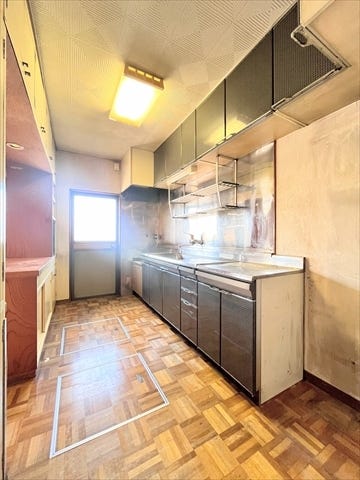 調理動線を考慮したシステムキッチンで、快適にお料理ができます。
まっすぐに伸びた水平ラインが美しく無駄の無い空間を演出しています。