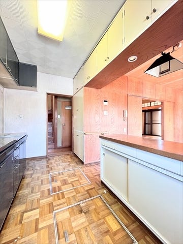 キッチンとリビングダイニングの距離が近いので料理しながら家族との会話も弾みそう♪
ゆとりのワークトップで配膳用のお皿を並べながらの調理もできそうですね。