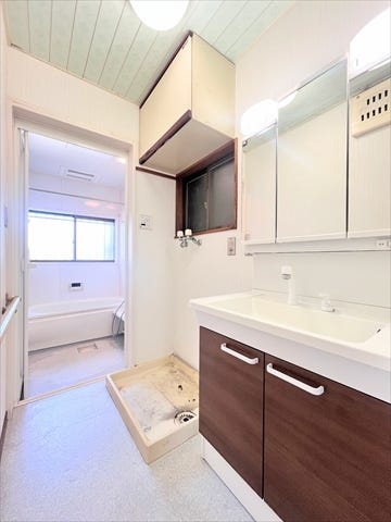 洗濯機のまわりにラックを設置してもいいですね。
洗濯用洗剤や柔軟剤、洗濯カゴなど、洗濯にまつわるグッズを置くことで
家事がスムーズにできそうです。