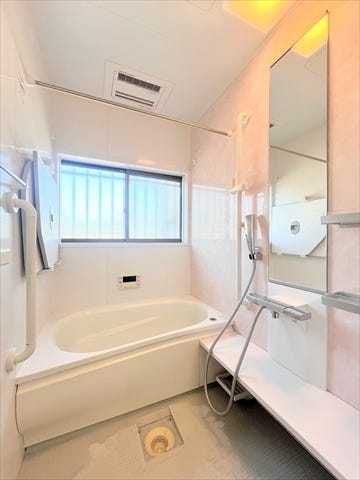 明るくのびのびと入浴できる浴室。
浴室乾燥機付きなので雨の日のお洗濯物干し場に困る事もなさそうです。
しっかりと換気ができるのも嬉しいですね。