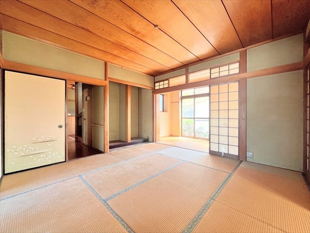 リビングとつながる畳敷きのお部屋は、
お客さまが遊びに来た時にも使えますし、
ちょっと疲れた時にお昼寝できるのもうれしいですね。