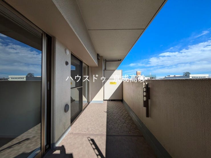 暖かい陽ざしが差込むバルコニー。晴れた日には洗濯物が良く乾きます。風通しも良好です。