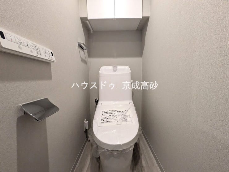 お掃除しやすい素材と機能にこだわったトイレはいつまでもキレイが続きます。少ない水量で洗浄できる、環境にもお財布にもやさしいエコなトイレです。