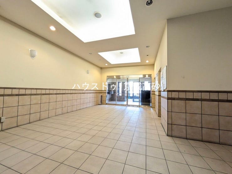 エントランス内部は、管理が行き届き清潔な共有スペースとなっています。