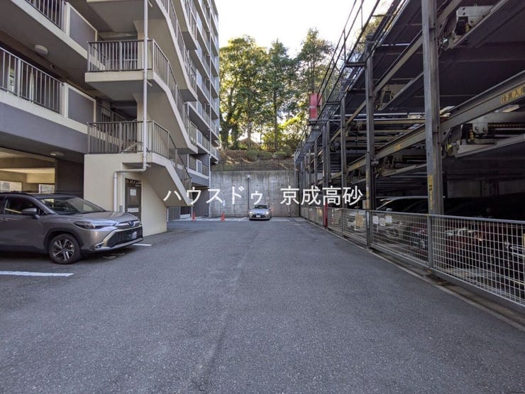 敷地内にある駐車スペースです。空き状況は、お気軽にお問合せください。