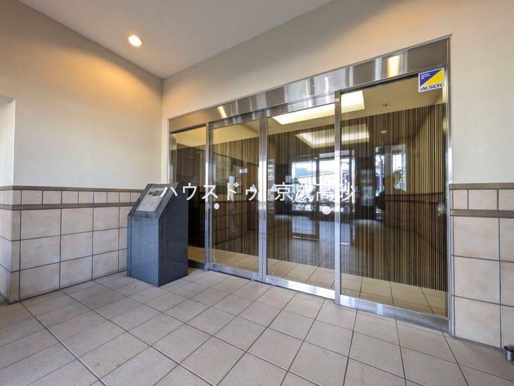 足を踏み入れると静穏な時間が流れるエントランスホール。心やすらぐ憩いのスペース。ゆったりと寛ぎながら、思い思いの時間を過ごせる空間です。