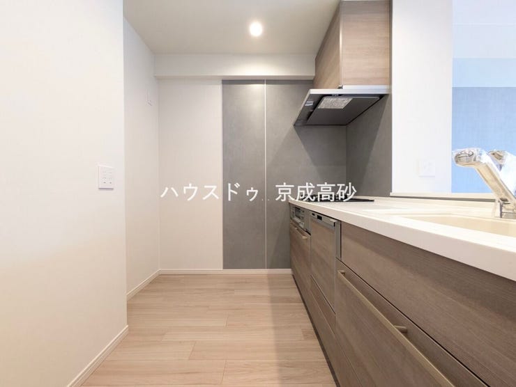 キッチンスペースは明るい空間に!細部にまで施された上質なアイテムが快適な日常生活を叶えてくれます。お料理もしやすく、お子様の様子を見ながら家事も出来ます!