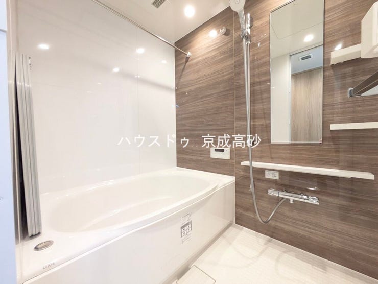 日々の疲れやストレスから心と身体を解放。上質な空間で優雅で快適なバスタイムを。換気機能もついており、お風呂掃除もしやすいですね♪足を延ばして入れ疲れをとれる広々とした浴槽です。