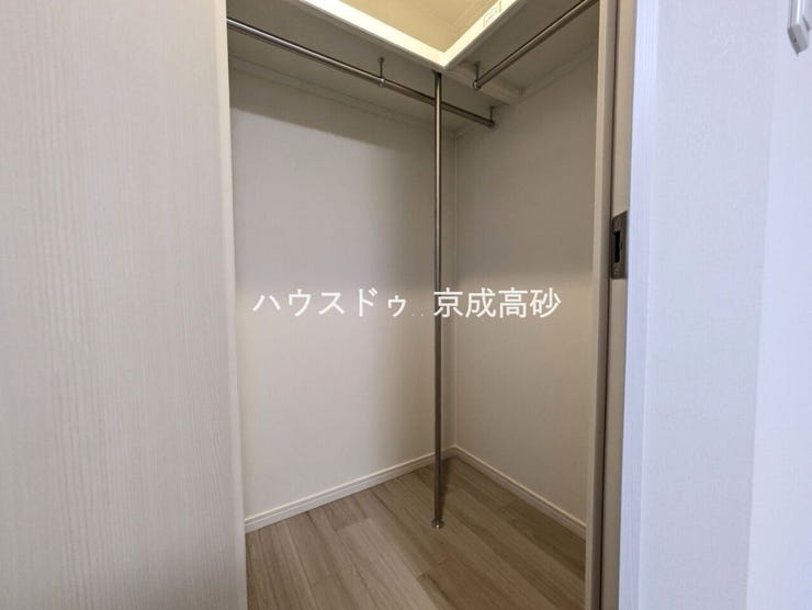 吊るす収納が叶うウォークインクローゼット。季節モノ問わず収納することができるので、衣替え知らずに!