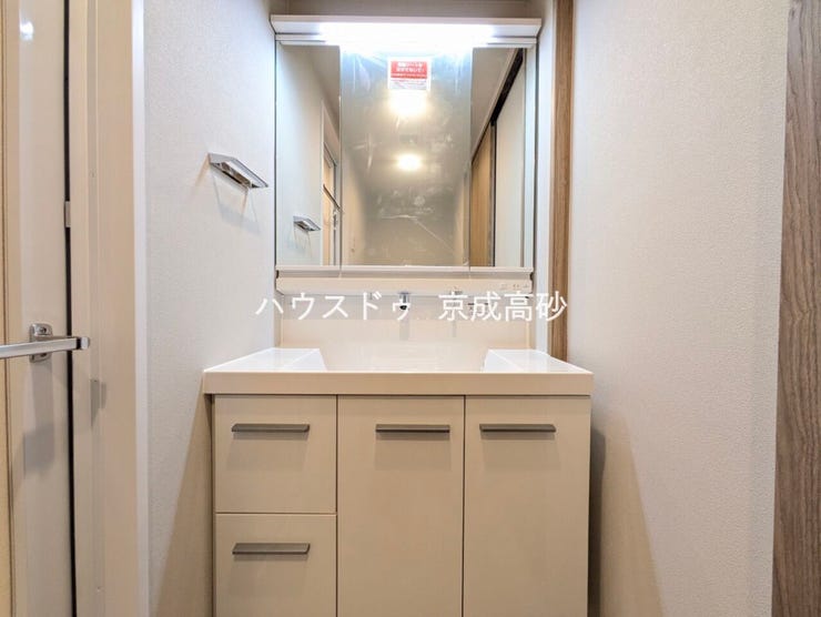 十分な大きさの洗面台は収納もさる事ながら、身だしなみチェックや歯磨きなど、朝の慌ただしい時間でもゆとりあるスペースで余裕を感じていただけます。