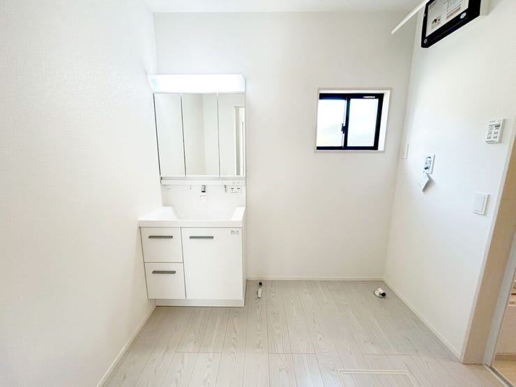 新築なら専門の当店へおまかせください♪ほとんどのお客様がご来店いただいております。LDK20帖以上♪小倉南区湯川新町新築戸建て◎駐車場並列3台◎WIC◎都市ガス◎バルコニー