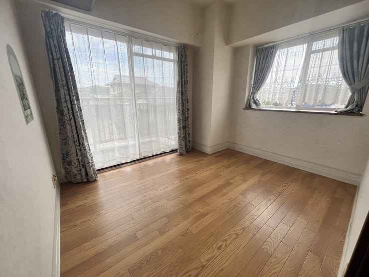 角部屋ならではの2面の窓と出窓でお部屋も広く使えます