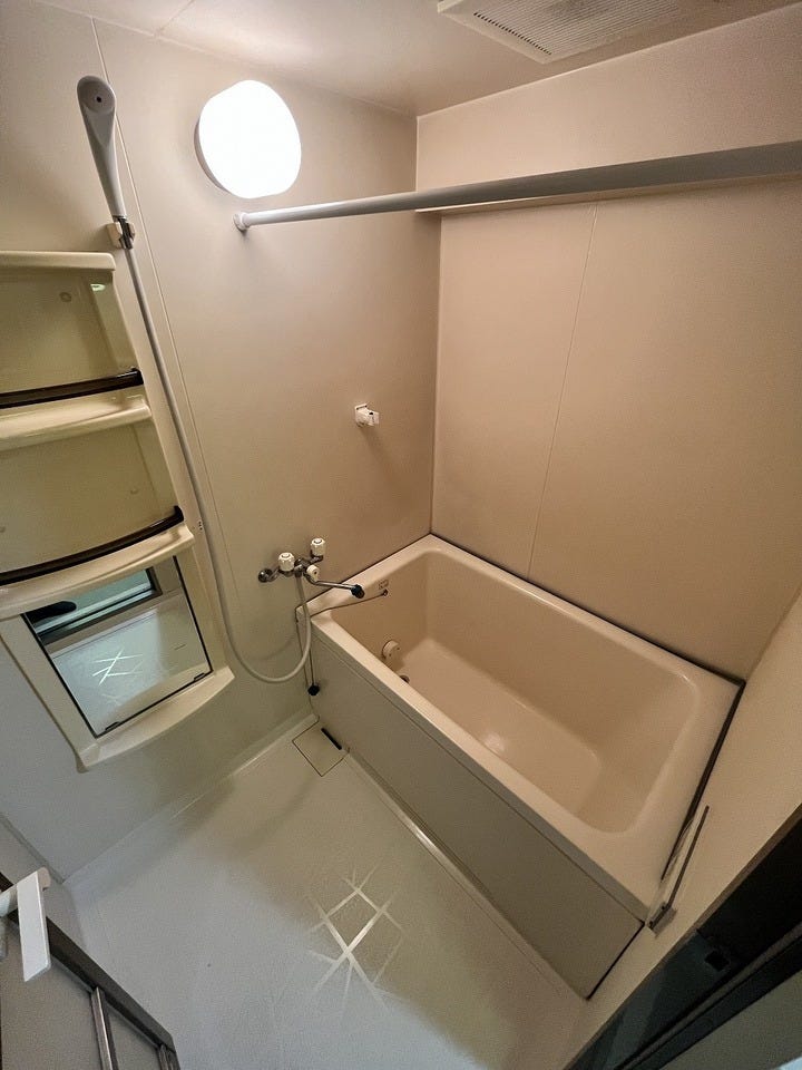 深さがありゆったりできる浴槽付きのバスルーム