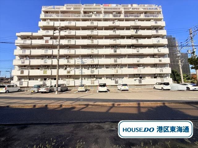 【外観】
丸美ロイヤル築地は名古屋市名港線「築地口」駅から徒歩7分の距離に立地。スーパーやドラッグストアが車で10分圏内に揃う環境です。