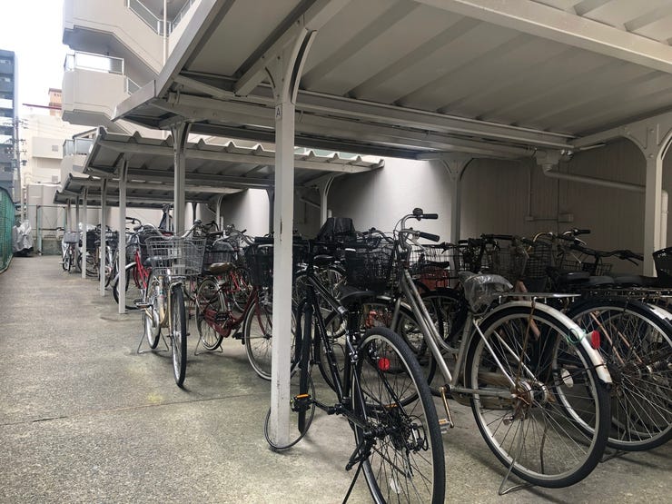 駐車場は平面ですので車の出し入れに時間もかかりません。車止めもスペースもしっかりとあります。