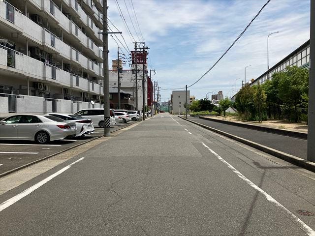 前面道路です。歩道も付いているので、歩行者も安全に通行ができます。小さなお子様がいるご家庭も安心ですね。
