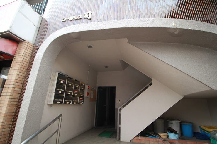 スロープが併設されております!オートロックではございませんが、日勤で管理人さんはいらっしゃいます!