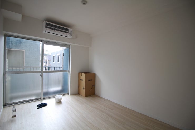 光が燦々と入り、家族の笑顔を照らす。「いつまでも続いて」と願う夢のような毎日がここにある。